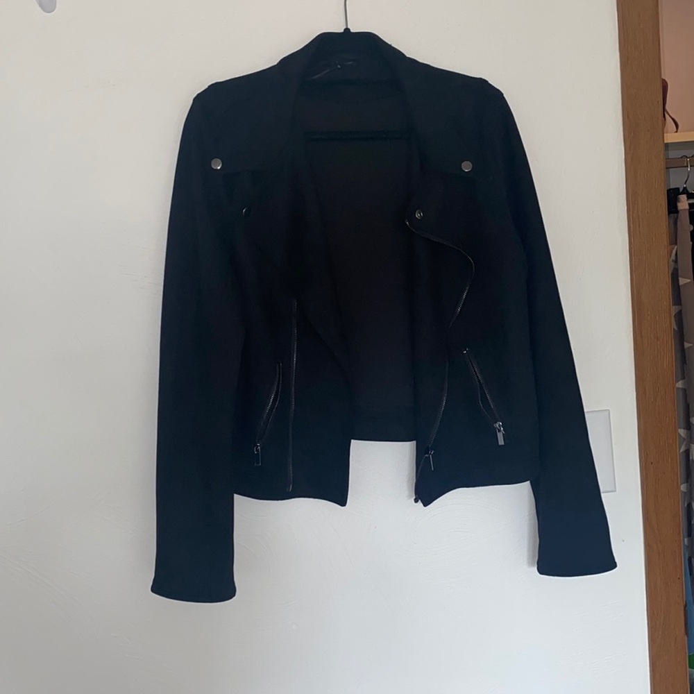 Soft and mid weight black jacket for going out.